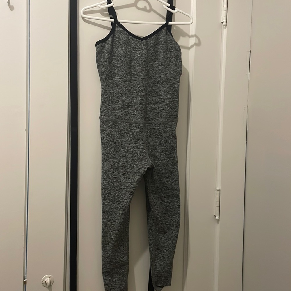 Grey jumpsuit beyond yoga size med